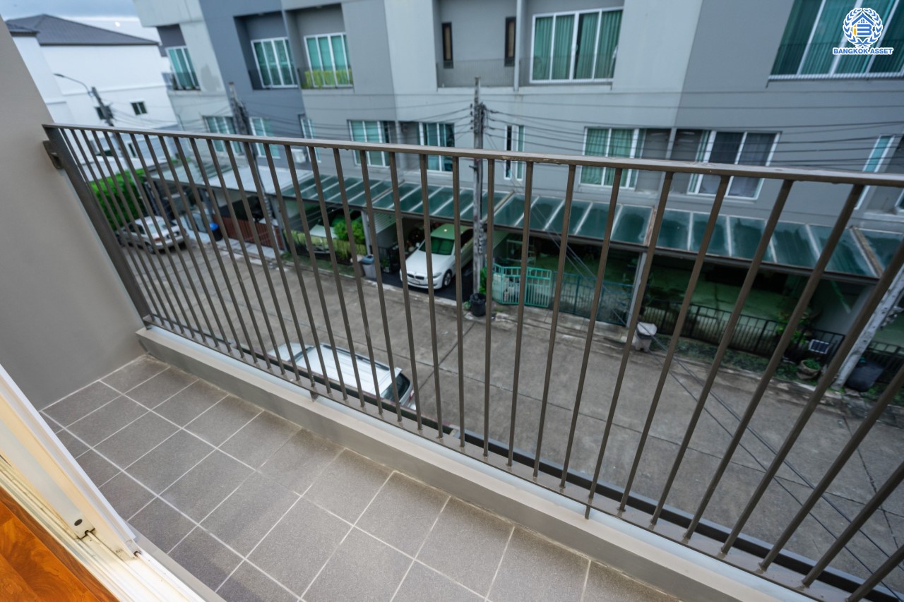 บ้านมือสองตกแต่งใหม่ ม.พาทิโอ แจ้งวัฒนะ-เมืองทอง ใจกลางเมืองทองธานี พร้อมสิ่งอำนวยความสะดวกครบครัน ใกล้ทะเลสาบเมืองทอง หลังใหญ่ 3 ชั้น บนเนื้อที่ 22 ตร.ว. ฟังก์ชัน พร้อม 3 ห้องนอน 3 ห้องน้ำ บนทำเลเชื่อมต่อ ถ.ติวานนท์, ถ.แจ้งวัฒนะ ใกล้ทางด่วน "เมืองทอง"...